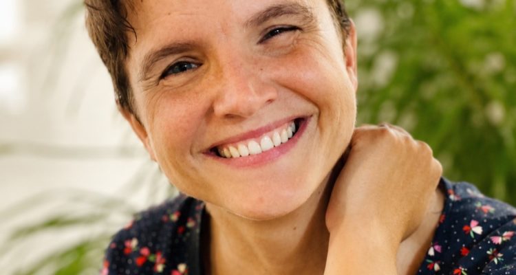Britta Stürmer an der Rezeption der Zahnarztpraxis Dr. Göllner