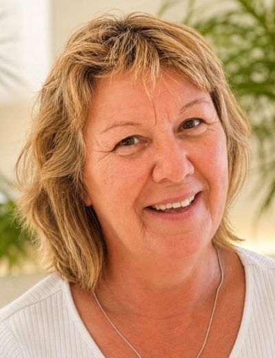 Ines Stodtmeister an der Rezeption der Zahnarztpraxis Dr. Göllner