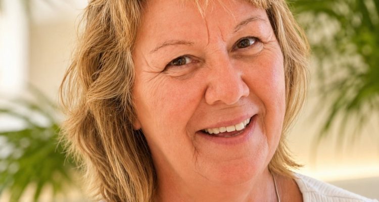 Ines Stodtmeister an der Rezeption der Zahnarztpraxis Dr. Göllner