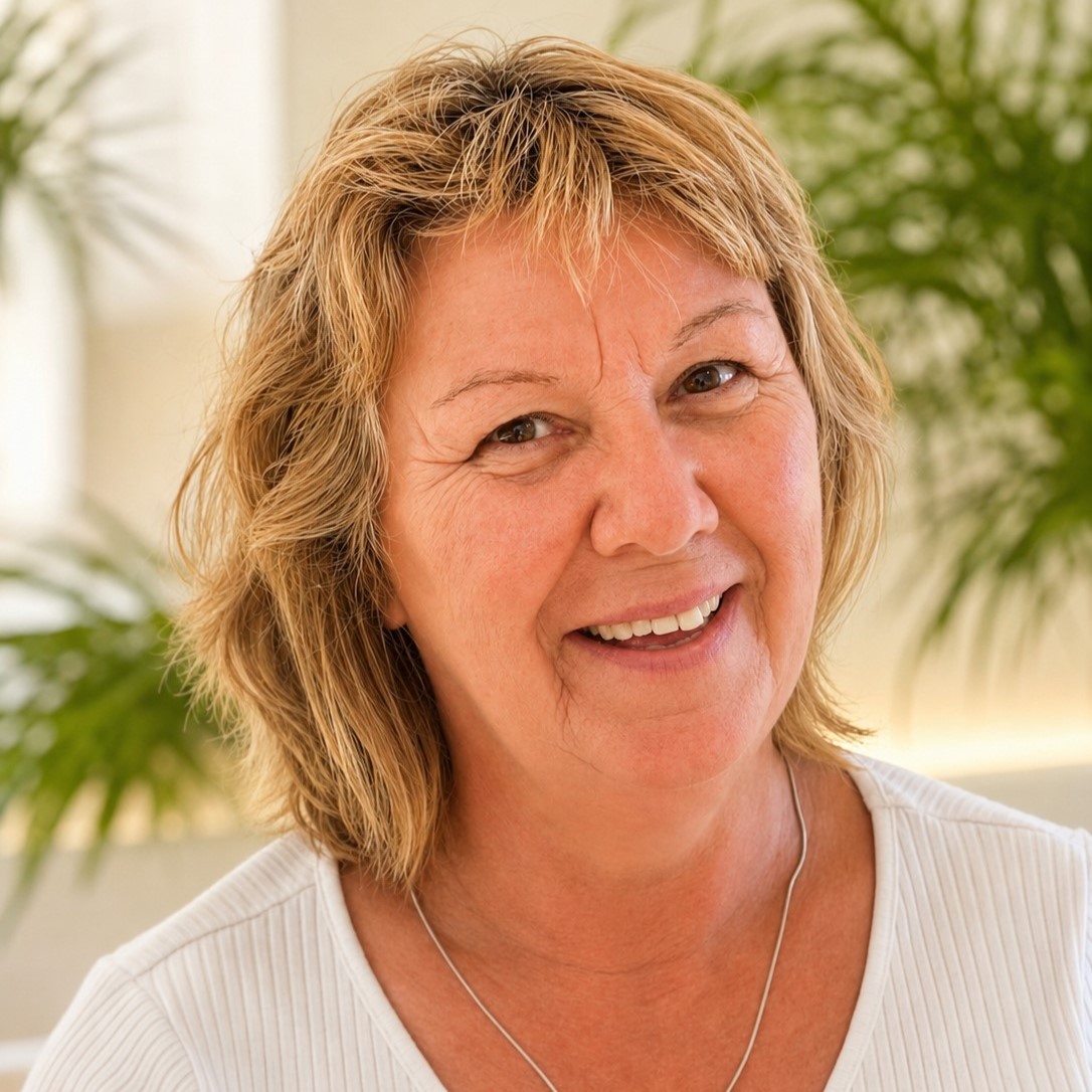 Ines Stodtmeister an der Rezeption der Zahnarztpraxis Dr. Göllner